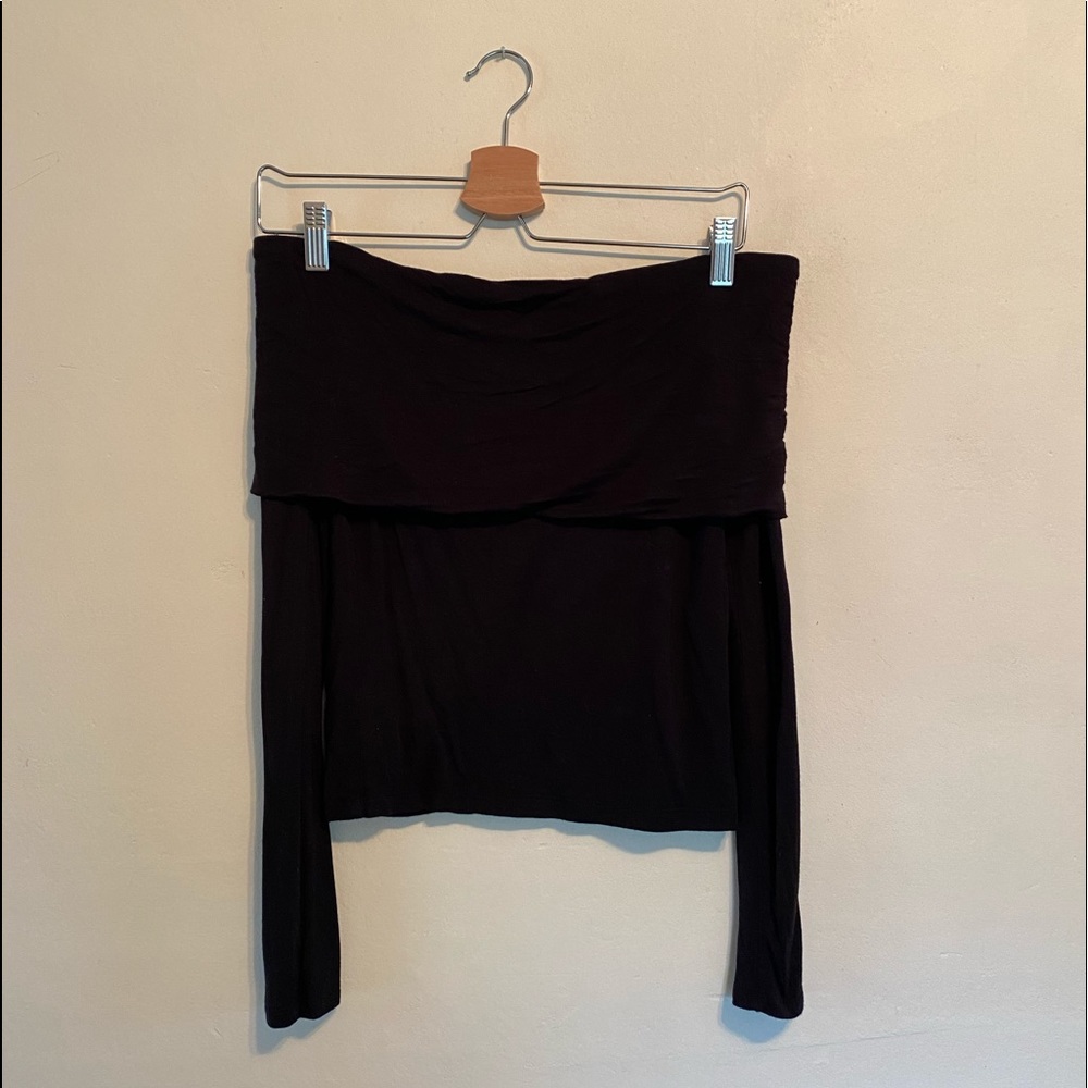 Off-the-shoulder long sleeve shirt